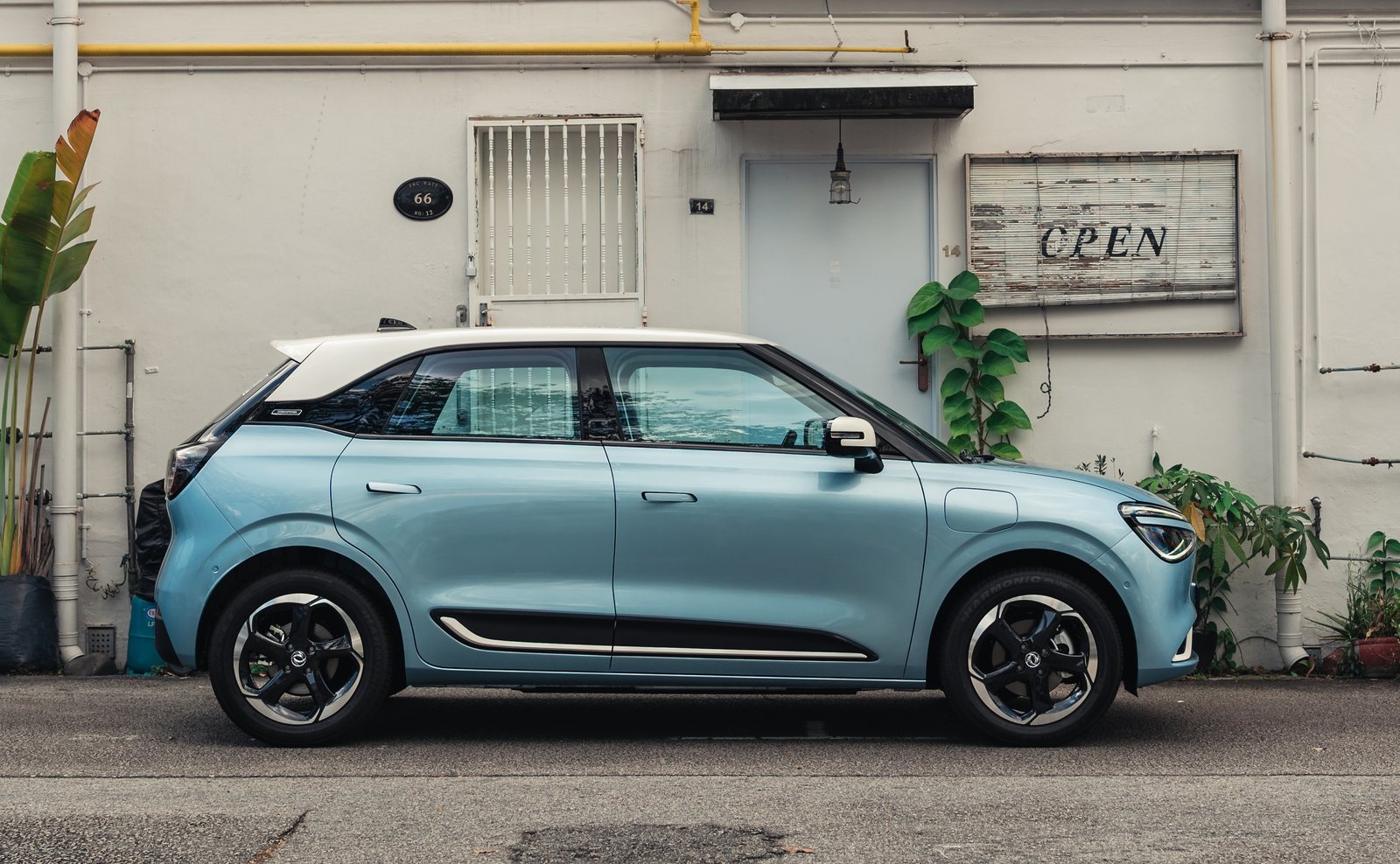 Side profile — two-tone roof